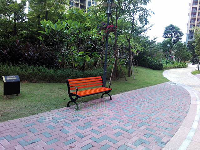  欣方圳垃圾桶廠家這里有您所需的各類垃圾桶產(chǎn)品和園林椅休閑椅，您只需要關(guān)注一下您身邊的市場(chǎng)或者來(lái)欣方圳官網(wǎng)瞧一瞧。您可以在欣方圳官網(wǎng)的案例里面，看到全國(guó)各地區(qū)的用戶案例及各種類型的用戶選擇。這不，深圳觀瀾的一位客戶又一次來(lái)我司欣方圳科技有限公司購(gòu)買(mǎi)了一批鑄鐵有靠背園林椅。       欣方圳的這批P27鑄鐵有靠背園林椅椅腳模具使用電腦雕刻，比一般廠家人工模具鑄鐵椅腳表面更光滑平整。耐壓性極強(qiáng)，同時(shí)具備很強(qiáng)的耐熱、耐磨、耐蝕、耐低溫的特性，鑄鐵有靠背園林椅，生產(chǎn)周期較短，給人以粗獷、莊重、穩(wěn)重的感覺(jué)，是戶外市政公共設(shè)施必選產(chǎn)品。    而且為了防止椅條在受力情況下往下變形，我們欣方圳的每一款休閑椅都在在椅條的下面加了兩條L30*3的熱鍍鋅角鋼加強(qiáng)支撐，加強(qiáng)椅條的支撐能力，有效的將承載力傳遞到椅腿上，防止椅條變形，加強(qiáng)休閑椅的抗沖擊能力，提高鑄鐵有靠背園林椅的壽命。