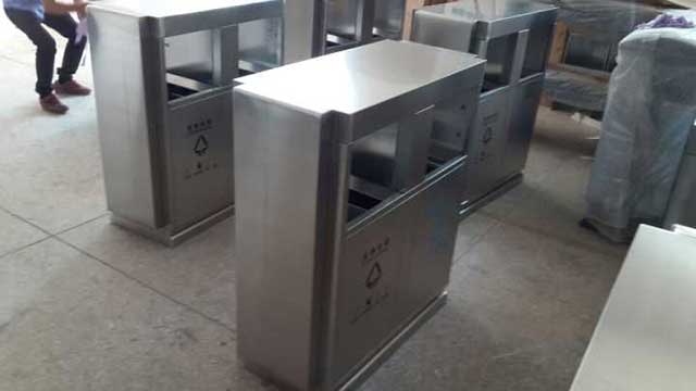 地鐵不銹鋼分類(lèi)垃圾桶工廠批量生產(chǎn)圖